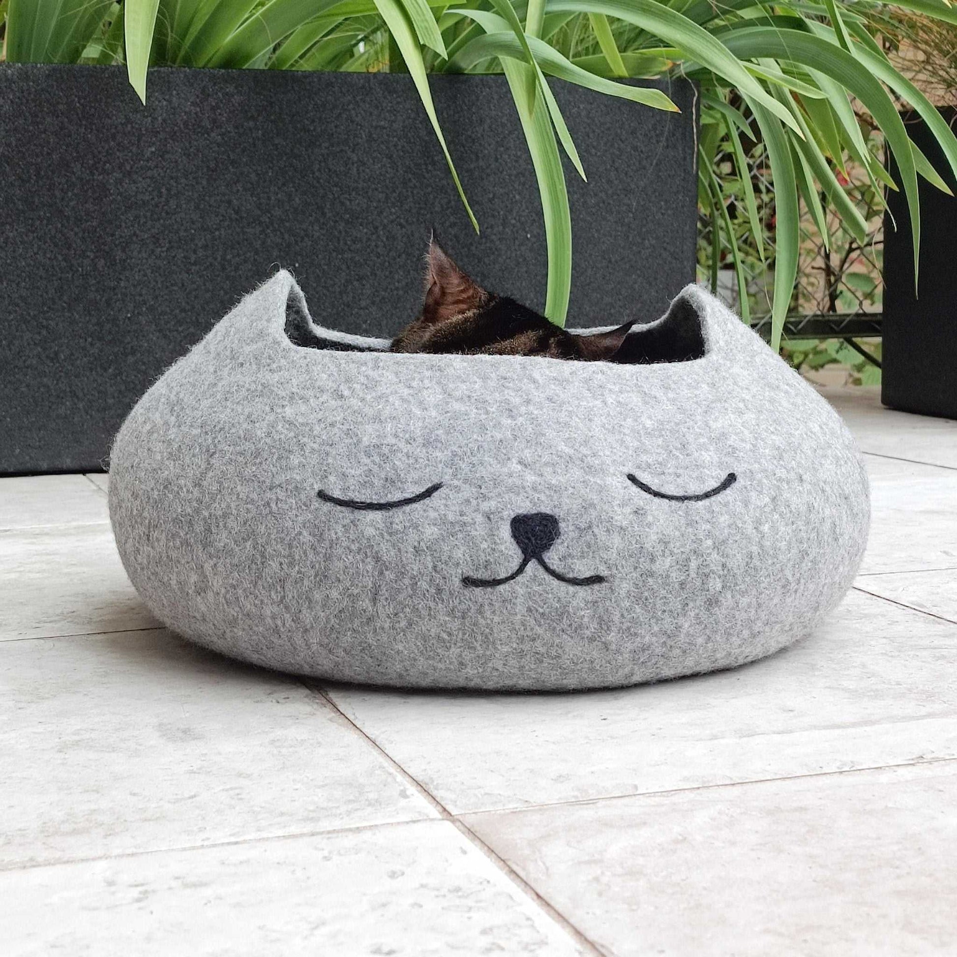 Custom Color Pet Bed Basket: Peaceful Sleeping Cat Design
