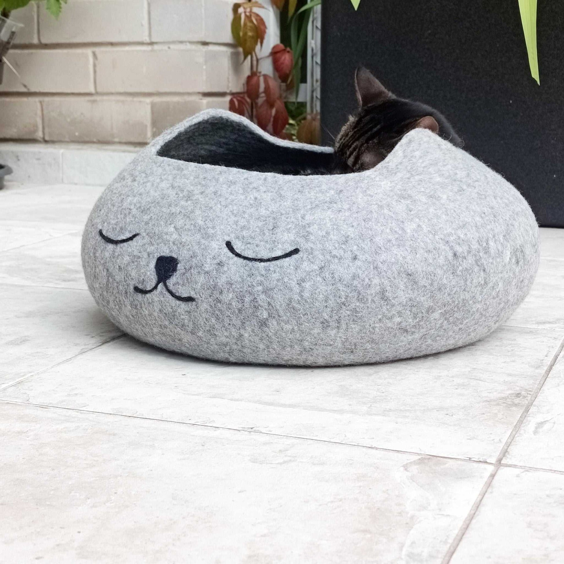 Custom Color Pet Bed Basket: Peaceful Sleeping Cat Design
