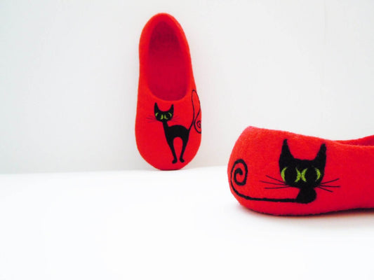 Red Black Cat Slippers - Bright Felted House Shoes - Home Soul
