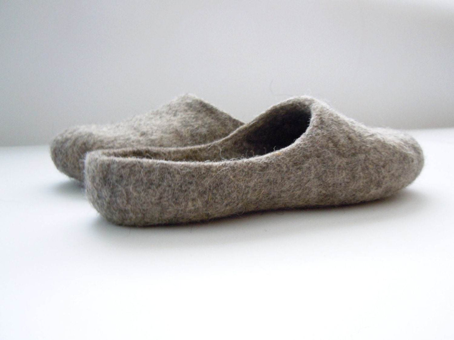 Eco friendly handmade felted low back men slippers in natural grey color. - Home Soul