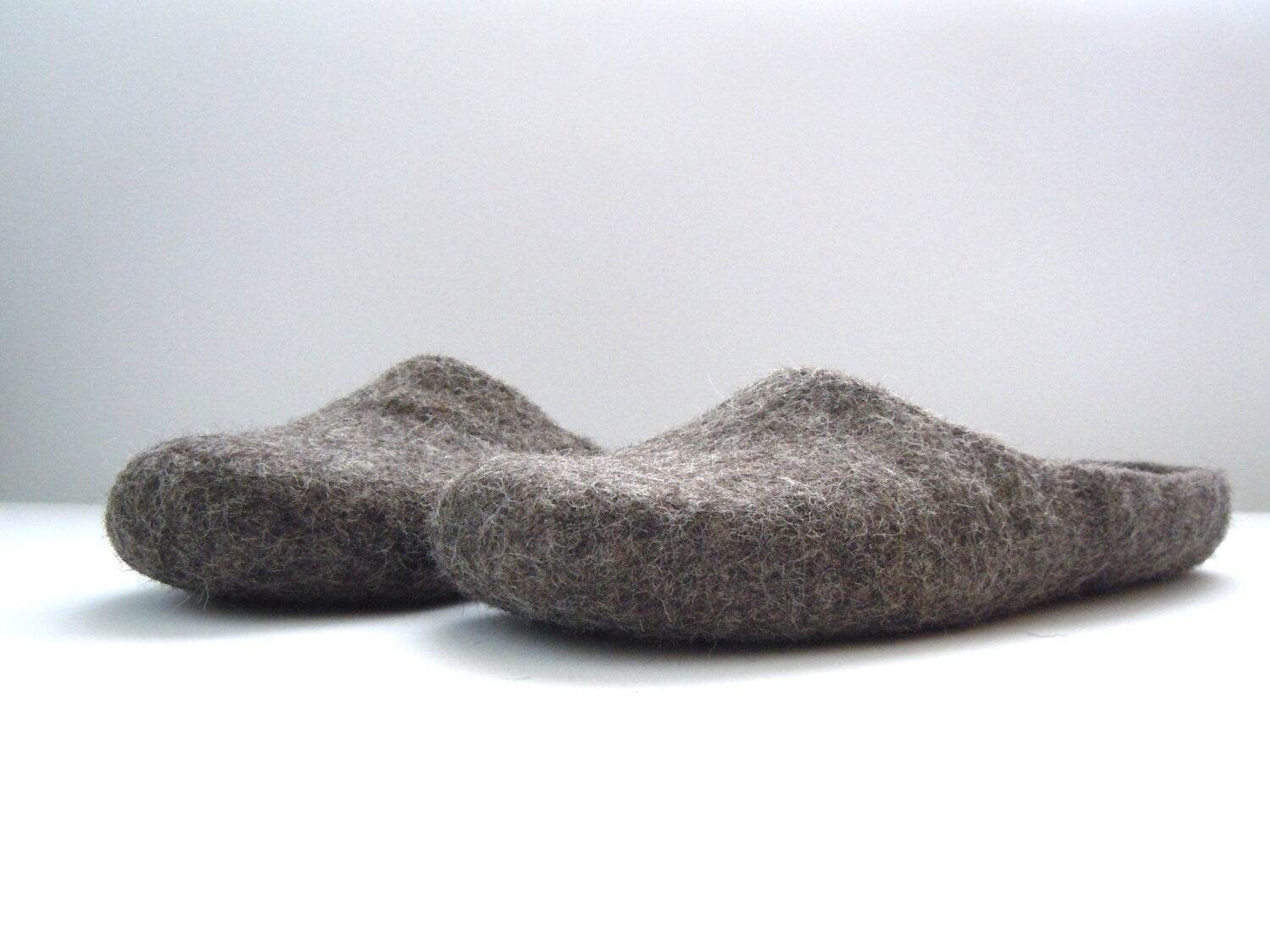 Eco friendly handmade felted low back men slippers in natural grey color - Home Soul