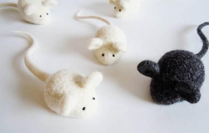 Handfelted Cat Toy Mouse - Interactive Kitten Toy - Home Soul